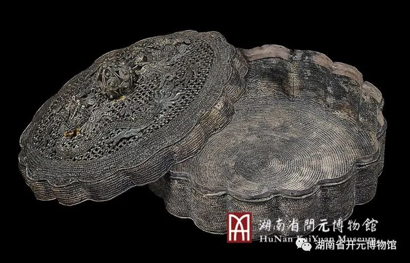 宋代银掐丝双龙纹葵瓣纹薰香盒